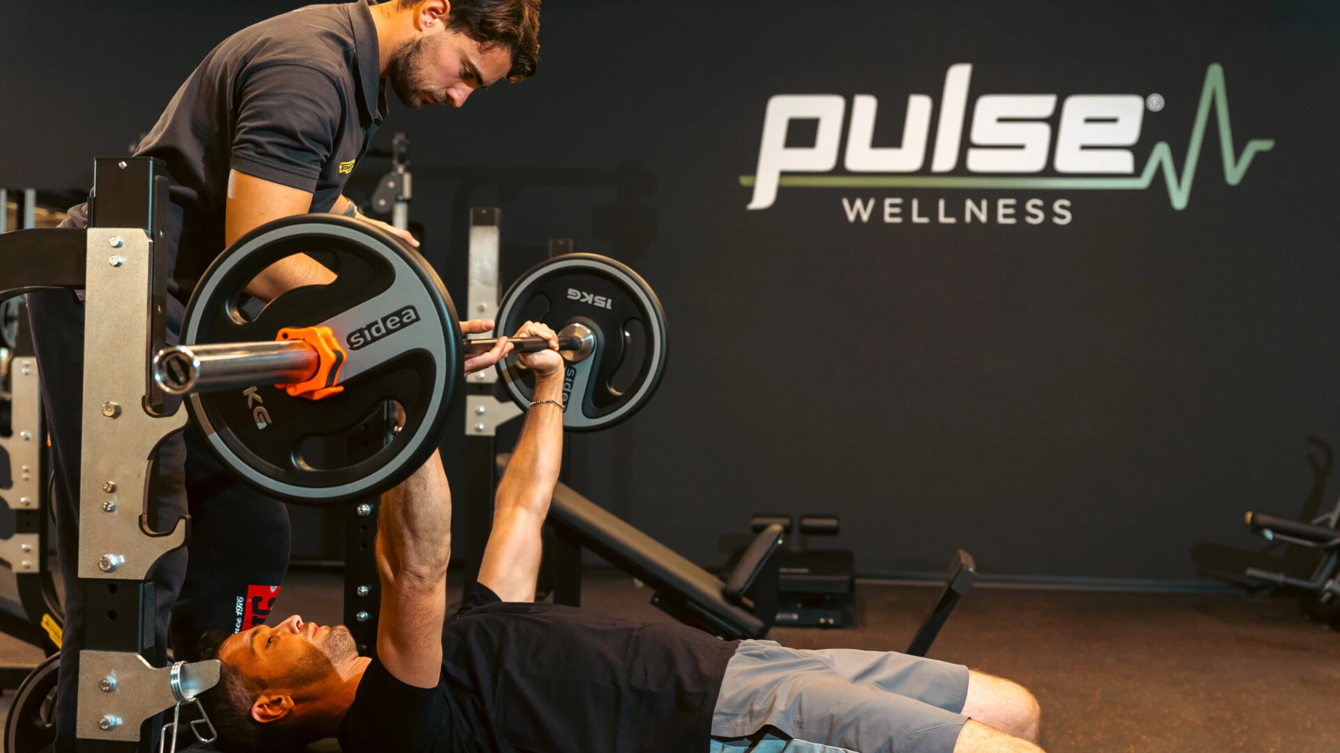 Sala pesi con panca piana della palestra Pulse Wellness di Concordia Sagittaria